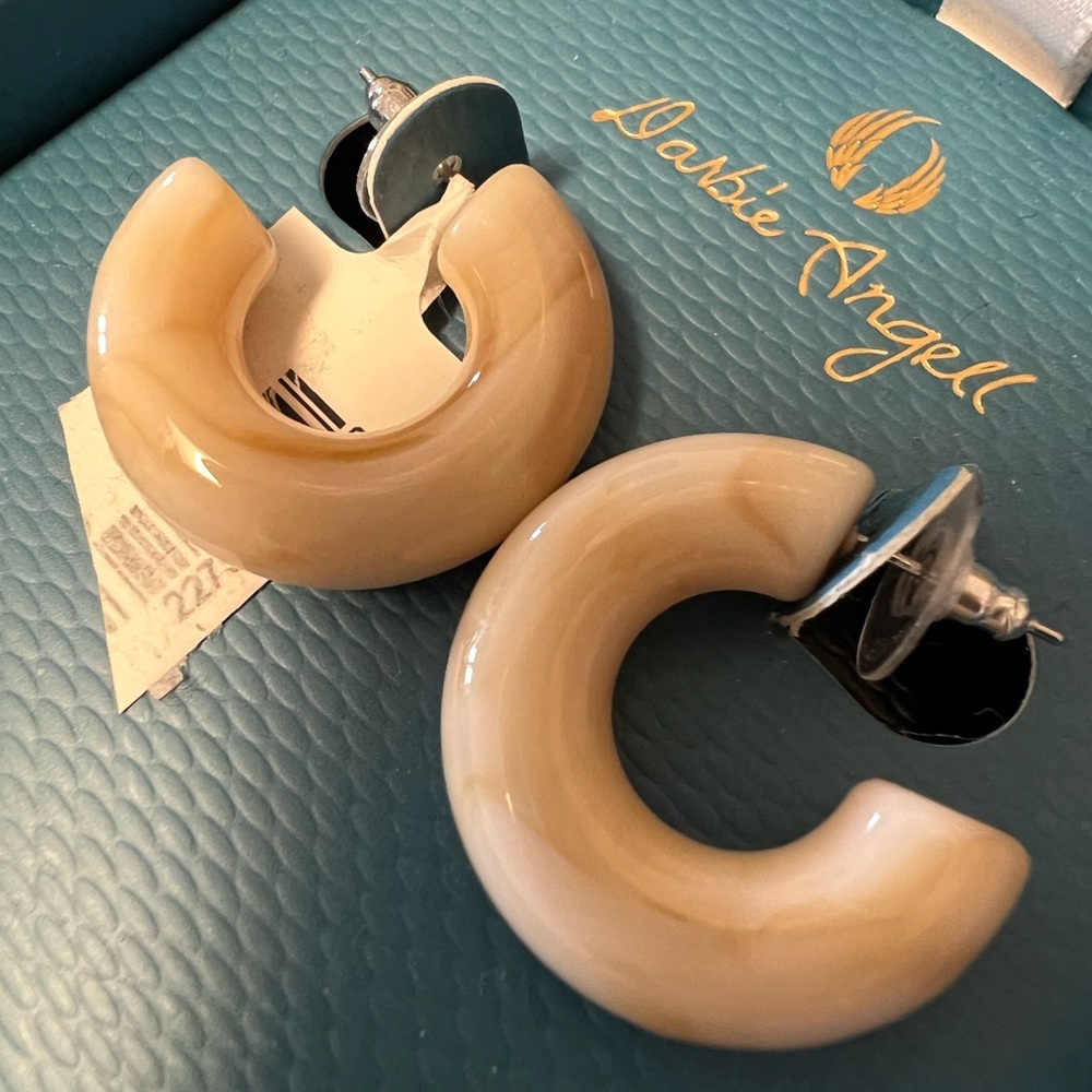 NWTB Cream and tan swirl lucite hoop earrings